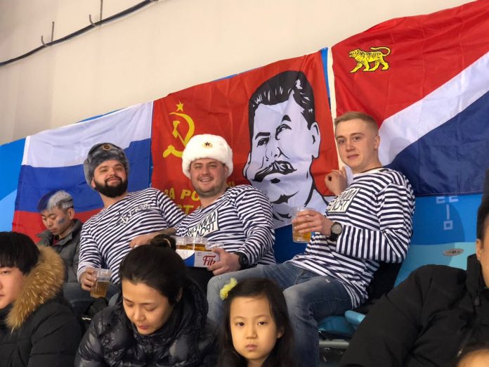 Російські вболівальники на Олімпіаді розгорнули банери зі Сталіним і Путіним Російські вболівальники на Олімпіаді розгорнули банери зі Сталіним і Путіним