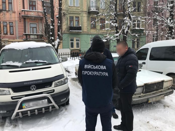 Військова прокуратура спіймала на хабарі помічника судді в Чернівцях Військова прокуратура спіймала на хабарі помічника судді в Чернівцях