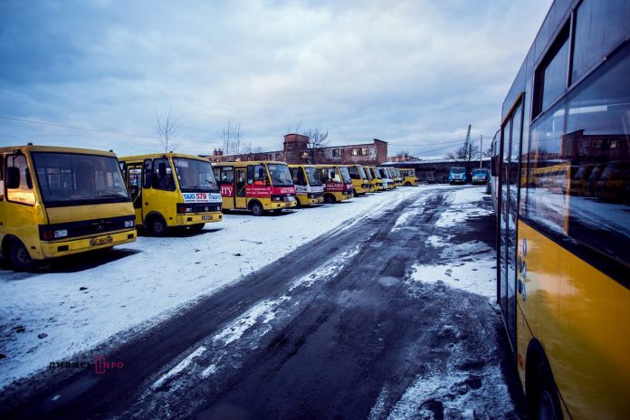 Сьогодні у Львові на маршрути не виїхало більше 200 автобусів Сьогодні у Львові на маршрути не виїхало більше 200 автобусів