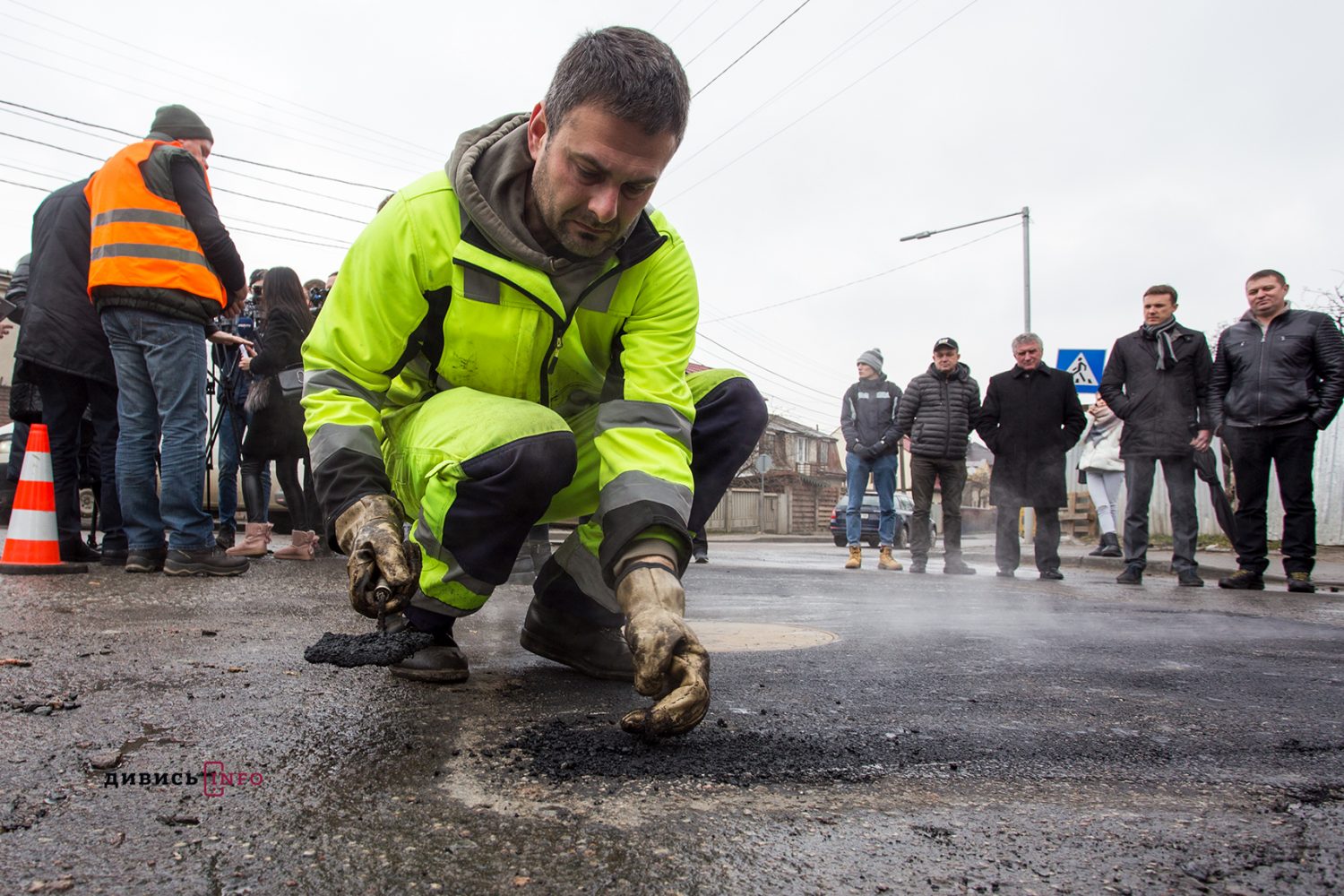 У Львові ремонтують дорогу за чеською технологією (фото)