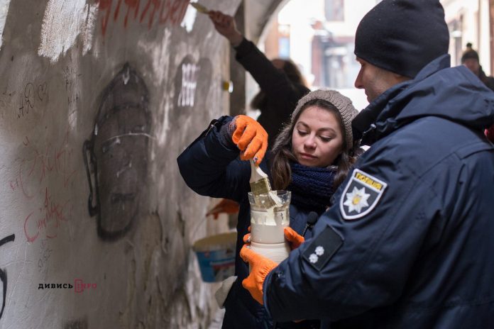 Як поліція та активісти замальовували рекламу наркотиків по Львову (фоторепортаж)