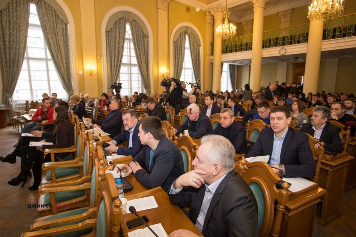 Депутати заборонили розміщати атракціони на площі Митній Депутати заборонили розміщати атракціони на площі Митній