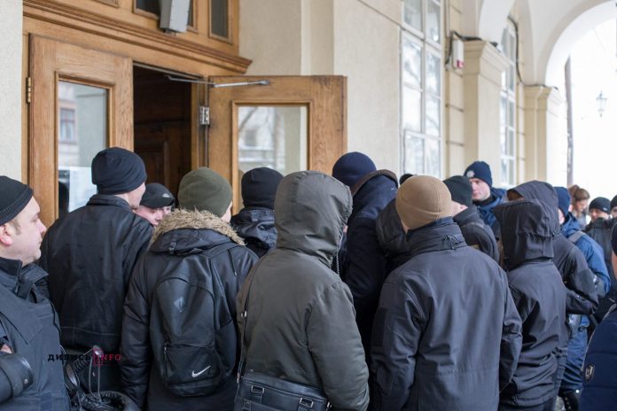 Садовий заявив, що невідомі прориваються на сесію і оголосив перерву Садовий заявив, що невідомі прориваються на сесію і оголосив перерву