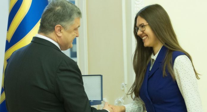Аспірантка львівського вишу отримала премію від Порошенка Аспірантка львівського вишу отримала премію від Порошенка