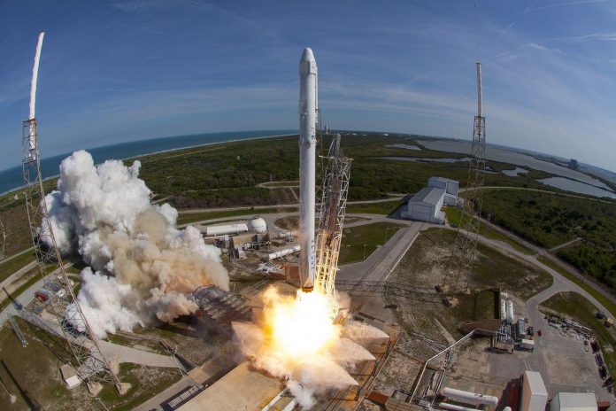 Цього тижня SpaceX запустить перші супутники, що забезпечать інтернетом всю планету Цього тижня SpaceX запустить перші супутники, що забезпечать інтернетом всю планету