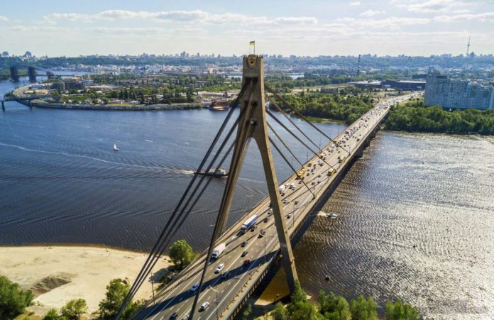 У Києві перейменували Московський міст У Києві перейменували Московський міст
