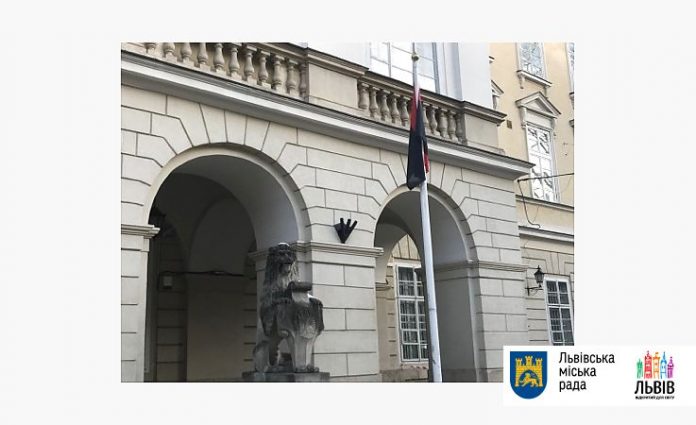 Перед Ратушею підняли червоно-чорний прапор Перед Ратушею підняли червоно-чорний прапор