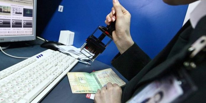 Через кордон навприсядки: чоловік хотів уникнути паспортного контролю Через кордон навприсядки: чоловік хотів уникнути паспортного контролю