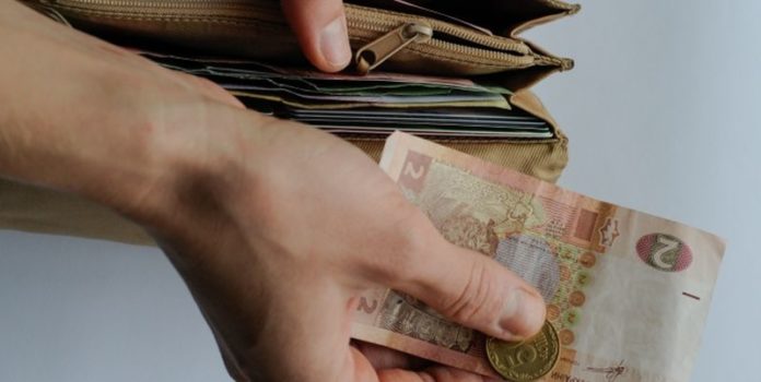 Більше 80% українців скаржаться на низьку зарплату, – опитування Більше 80% українців скаржаться на низьку зарплату, – опитування