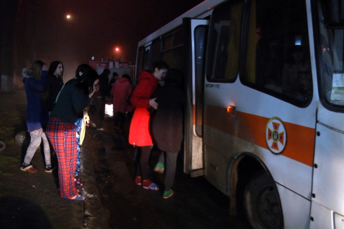 В одному із гуртожитків Хмельницького серед ночі спалахнула пожежа (відео) В одному із гуртожитків Хмельницького серед ночі спалахнула пожежа (відео)