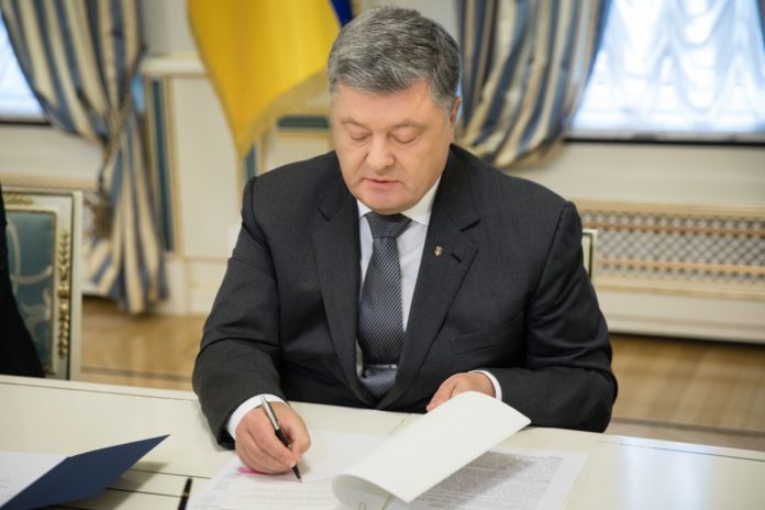 Порошенко підписав закон про нові правила паркування Порошенко підписав закон про нові правила паркування