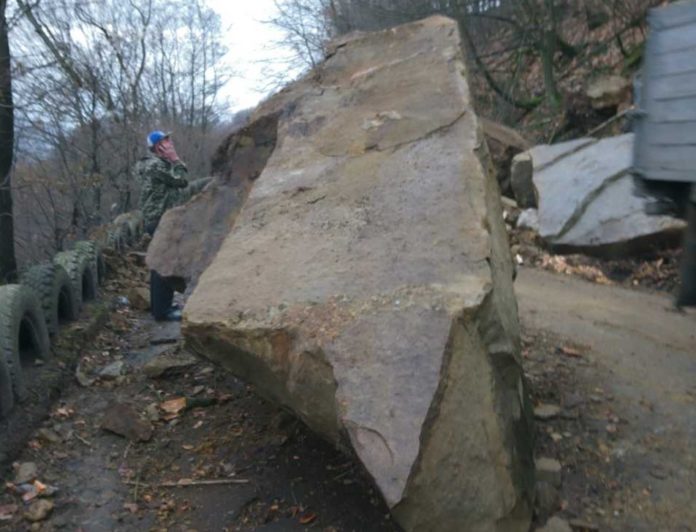 На Закарпатті через сходження селевого потоку дорогу завалило камінням На Закарпатті через сходження селевого потоку дорогу завалило камінням