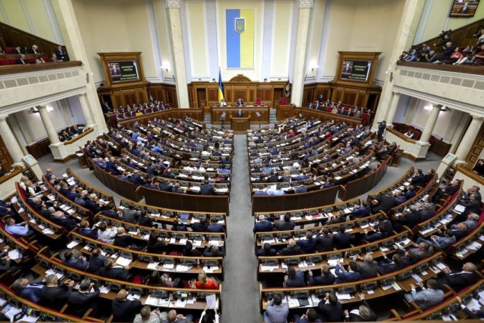 Депутати не підтримали закон, що забороняє російську мову у зовнішній рекламі Депутати не підтримали закон, що забороняє російську мову у зовнішній рекламі