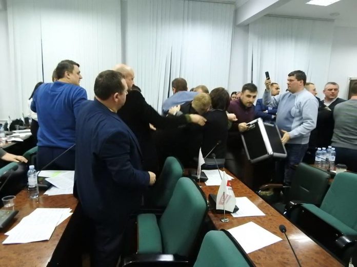 Депутати Луцької міськради побилися на нічному засіданні (відео) Депутати Луцької міськради побилися на нічному засіданні (відео)