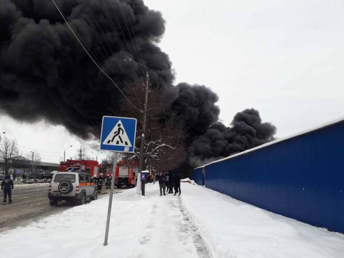 У Чернівцях, на Калинівському ринку виникла масштабна пожежа У Чернівцях, на Калинівському ринку виникла масштабна пожежа