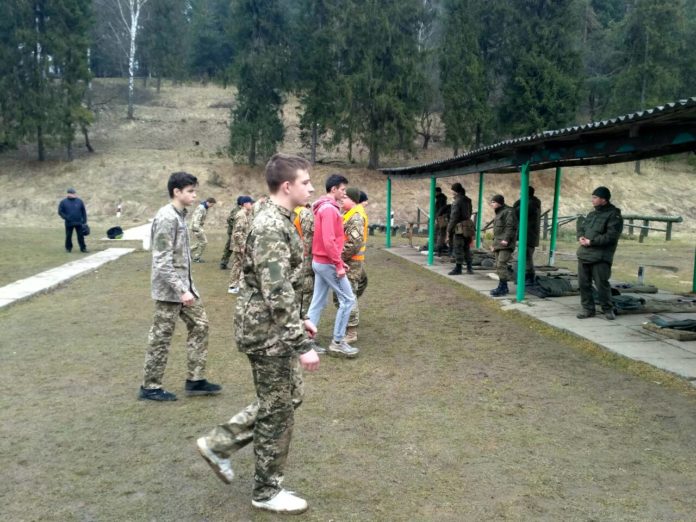 Львівські школярі виконали вправу навчальних стрільб на полігоні «Раковець» (фото) Львівські школярі виконали вправу навчальних стрільб на полігоні «Раковець» (фото)