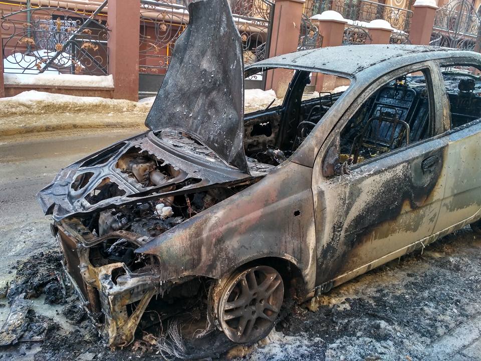 Вночі згоріло авто дружини одного із чиновників Львівської міськради (фото)