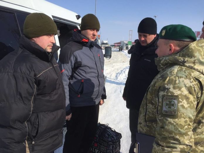 Росія повернула викрадених двох українських прикордонників (фото) Росія повернула викрадених двох українських прикордонників (фото)