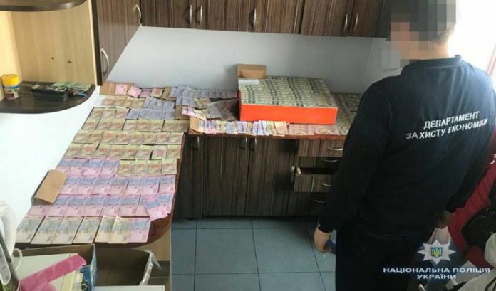 У Львові затримали подружжя хабарників (фото) У Львові затримали подружжя хабарників (фото)