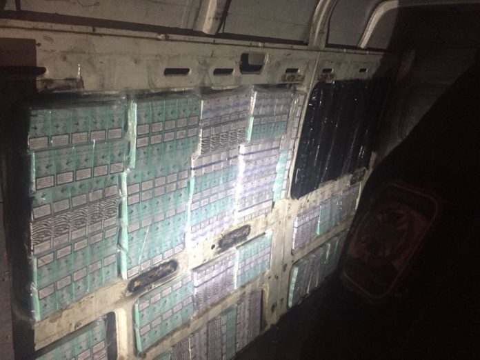На кордоні службовий собака знайшов в авто майже чотири тисячі пачок контрабандних цигарок На кордоні службовий собака знайшов в авто майже чотири тисячі пачок контрабандних цигарок