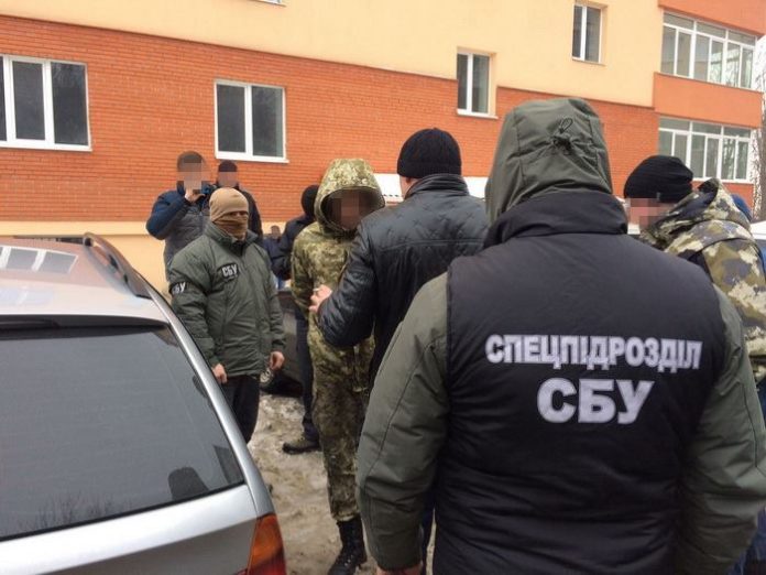 У Хмельницькому затримали прикордонника, який торгував наркотиками (фото) У Хмельницькому затримали прикордонника, який торгував наркотиками (фото)