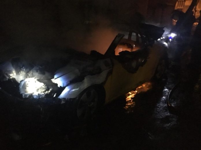 У центрі Львова дотла згорів спорткар (відео) У центрі Львова дотла згорів спорткар (відео)
