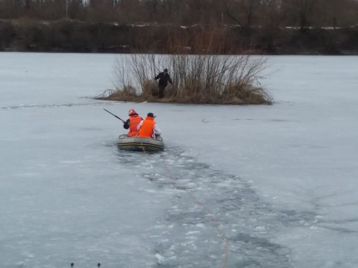У Стрийському районі рятувальники витягнули з-під криги рибалку У Стрийському районі рятувальники витягнули з-під криги рибалку