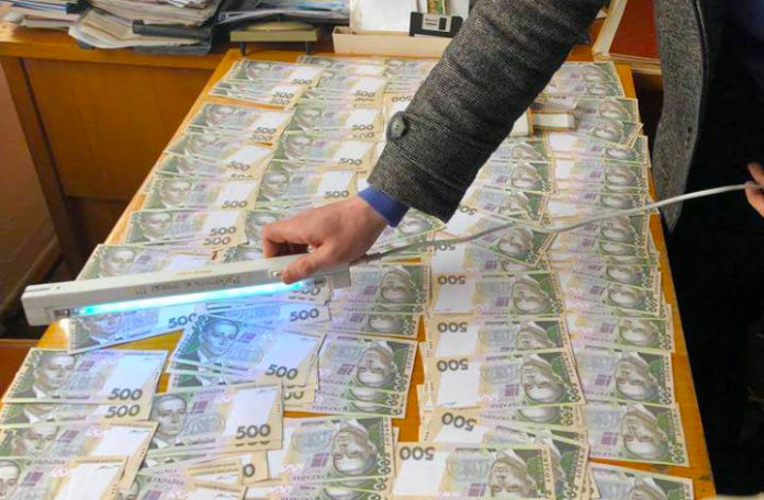 На Прикарпатті голова сільради погорів на хабарі у 100 тисяч гривень На Прикарпатті голова сільради погорів на хабарі у 100 тисяч гривень