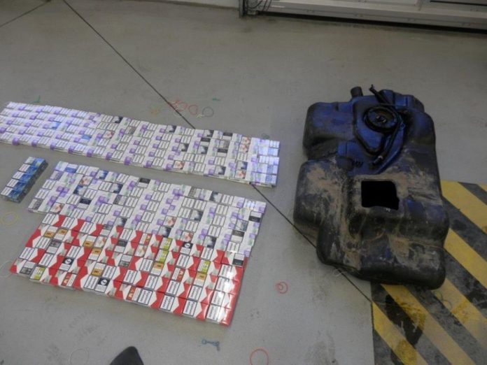 Мешканець Львівщини намагався вивезти до Польщі майже 400 пачок цигарок (фото) Мешканець Львівщини намагався вивезти до Польщі майже 400 пачок цигарок (фото)