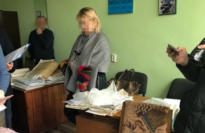 У Львові на хабарі затримали посадовця бюро технічної інвентаризації (відео) У Львові на хабарі затримали посадовця бюро технічної інвентаризації (відео)