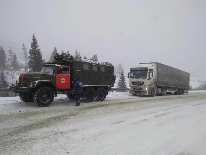 У Сколівському районі рятувальники протягом доби витягли 15 автомобілів (фото) У Сколівському районі рятувальники протягом доби витягли 15 автомобілів (фото)