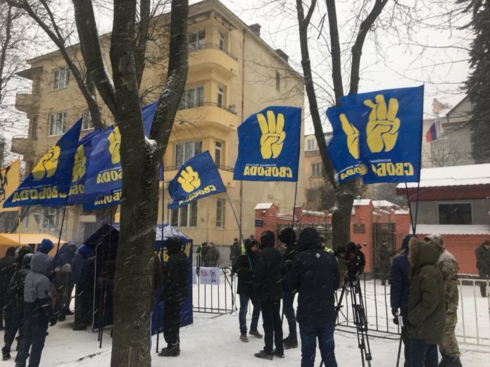 У Львові почали блокувати вибори президента Росії (фото) У Львові почали блокувати вибори президента Росії (фото)