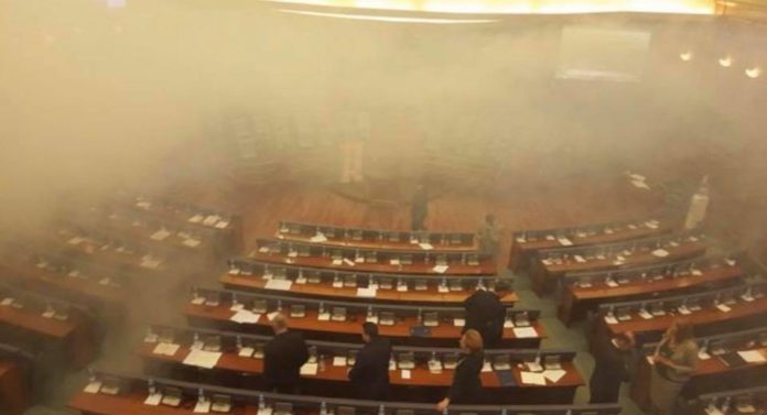 У парламенті Косово розпилили сльозогінний газ У парламенті Косово розпилили сльозогінний газ