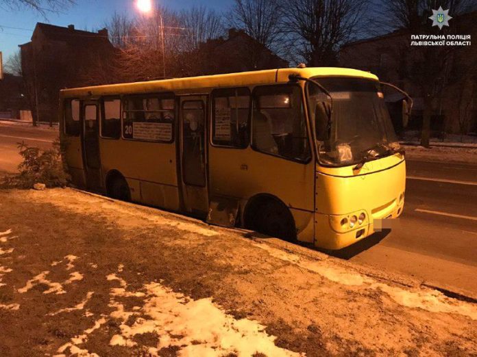 Патрульні затримали підозрюваних у крадіжці акумуляторів з маршрутки Патрульні затримали підозрюваних у крадіжці акумуляторів з маршрутки
