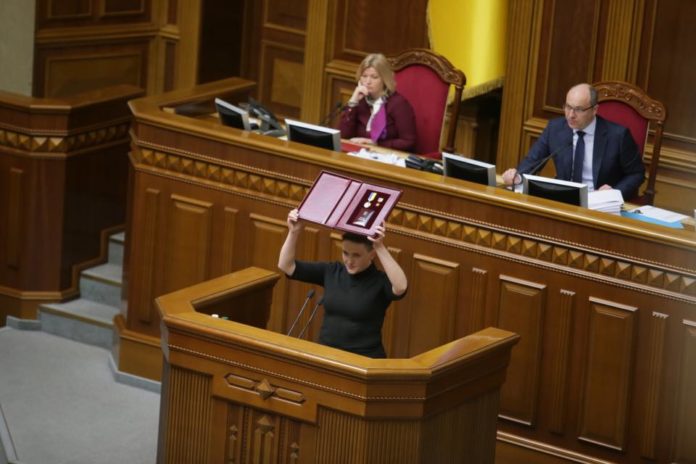 Надію Савченко затримали (відео) Надію Савченко затримали (відео)