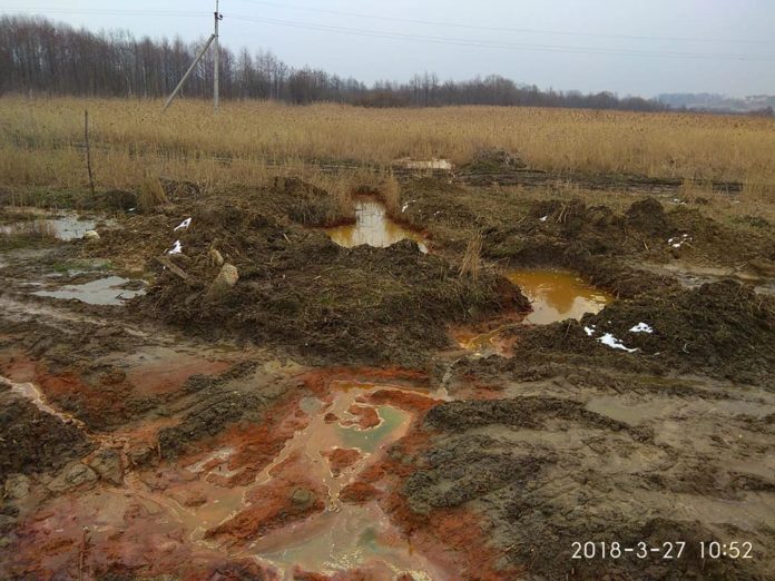 На поля біля Грибовицького сміттєзвалища продовжують витікати інфільтрати На поля біля Грибовицького сміттєзвалища продовжують витікати інфільтрати