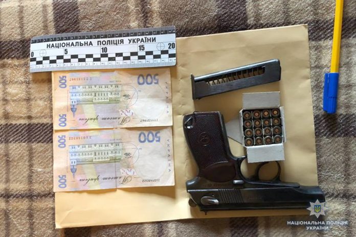 На Хмельниччині затримали групу осіб, які виготовляли та продавали зброю (фото) На Хмельниччині затримали групу осіб, які виготовляли та продавали зброю (фото)