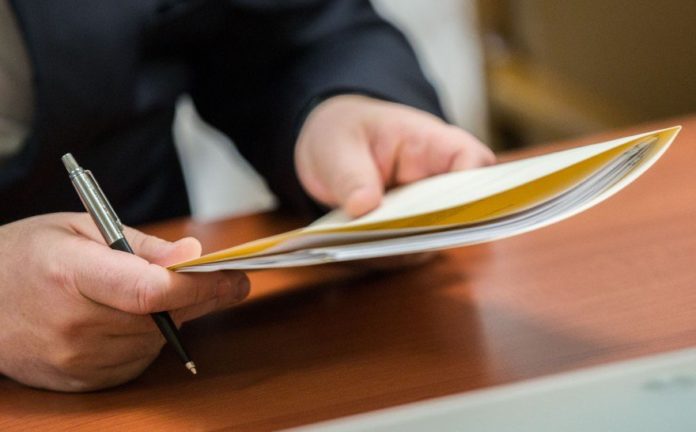 Порошенко підписав заборону носіння зброї у Раді, Кабміні та інших органах влади Порошенко підписав заборону носіння зброї у Раді, Кабміні та інших органах влади