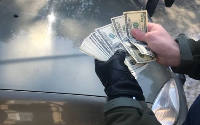 Військового прокурора хотіли підкупити за 5 тисяч доларів (фото, відео) Військового прокурора хотіли підкупити за 5 тисяч доларів (фото, відео)