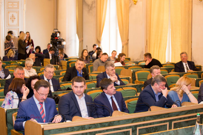 Львівські депутати дали гроші на «швидкі» та перинатальний центр Львівські депутати дали гроші на «швидкі» та перинатальний центр