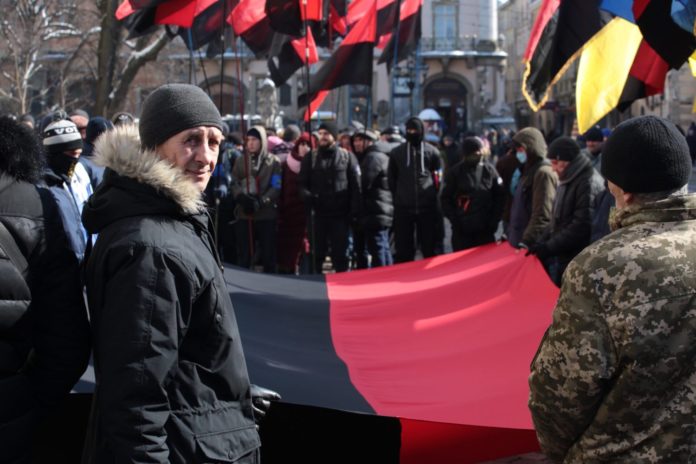 Націоналісти пікетують Львівську міськраду Націоналісти пікетують Львівську міськраду