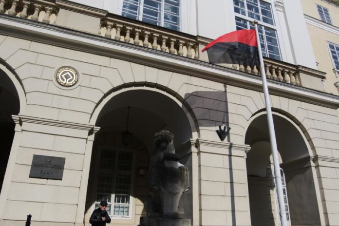 У Львівській міськраді заявили, що досягли компромісу щодо використання червоно-чорного прапора У Львівській міськраді заявили, що досягли компромісу щодо використання червоно-чорного прапора