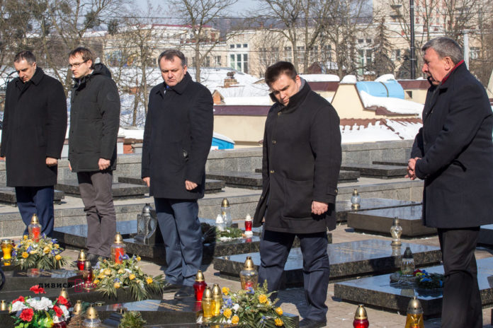 Міністр закордонних справ на Личаківському цвинтарі вшанував пам`ять Героїв Небесної Сотні та воїнів АТО (фото) Міністр закордонних справ на Личаківському цвинтарі вшанував пам`ять Героїв Небесної Сотні та воїнів АТО (фото)