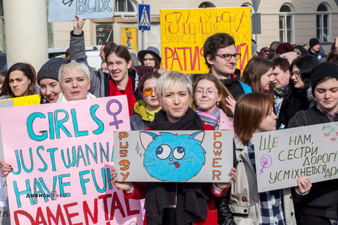 Фемінізм завжди на часі: у Львові пройшов марш солідарності жінок (фоторепортаж) Фемінізм завжди на часі: у Львові пройшов марш солідарності жінок (фоторепортаж)