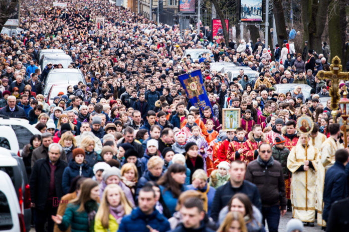 Тисячі львів’ян пройшлися традиційною Хресною ходою (фоторепортаж) Тисячі львів’ян пройшлися традиційною Хресною ходою (фоторепортаж)