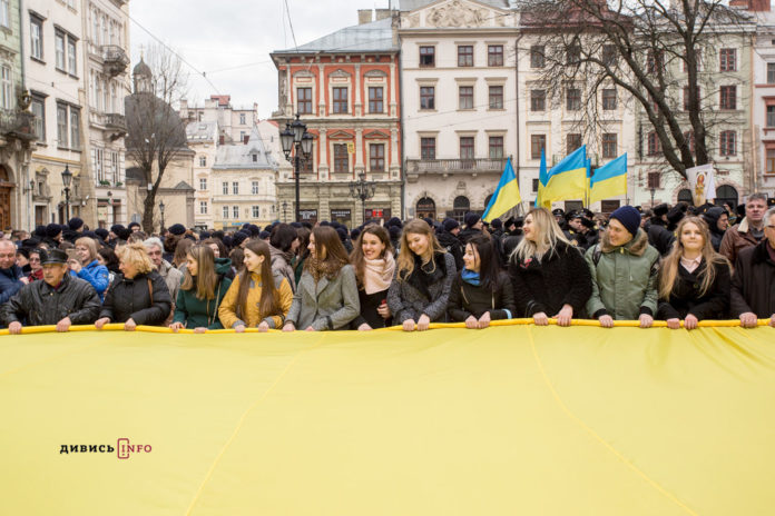 Як сотні молодих львів’ян виконували Гімн України (фоторепортаж) Як сотні молодих львів’ян виконували Гімн України (фоторепортаж)