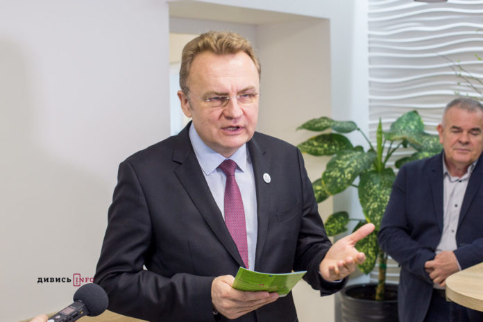 Садовий назвав нічний вибух на Личаківському цвинтарі неприпустимою річчю Садовий назвав нічний вибух на Личаківському цвинтарі неприпустимою річчю