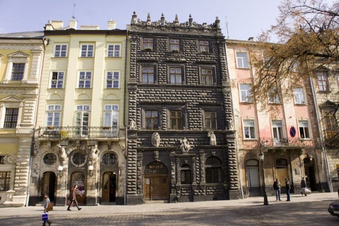 У Львові пошкодження історичних будівель розслідуватиме спеціальна комісія У Львові пошкодження історичних будівель розслідуватиме спеціальна комісія