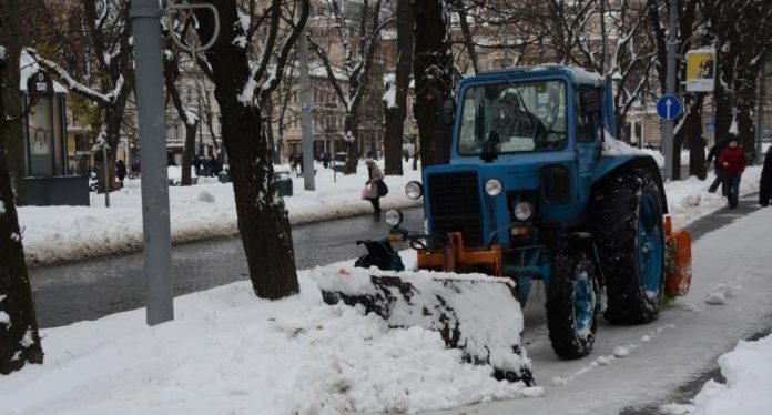 У Львові за 2,5 мільйона гривень закуплять універсальні трактори для прибирання У Львові за 2,5 мільйона гривень закуплять універсальні трактори для прибирання