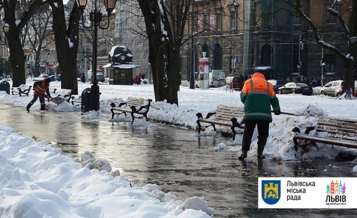 4 одиниці снігоприбиральної техніки прибирає Львів 4 одиниці снігоприбиральної техніки прибирає Львів
